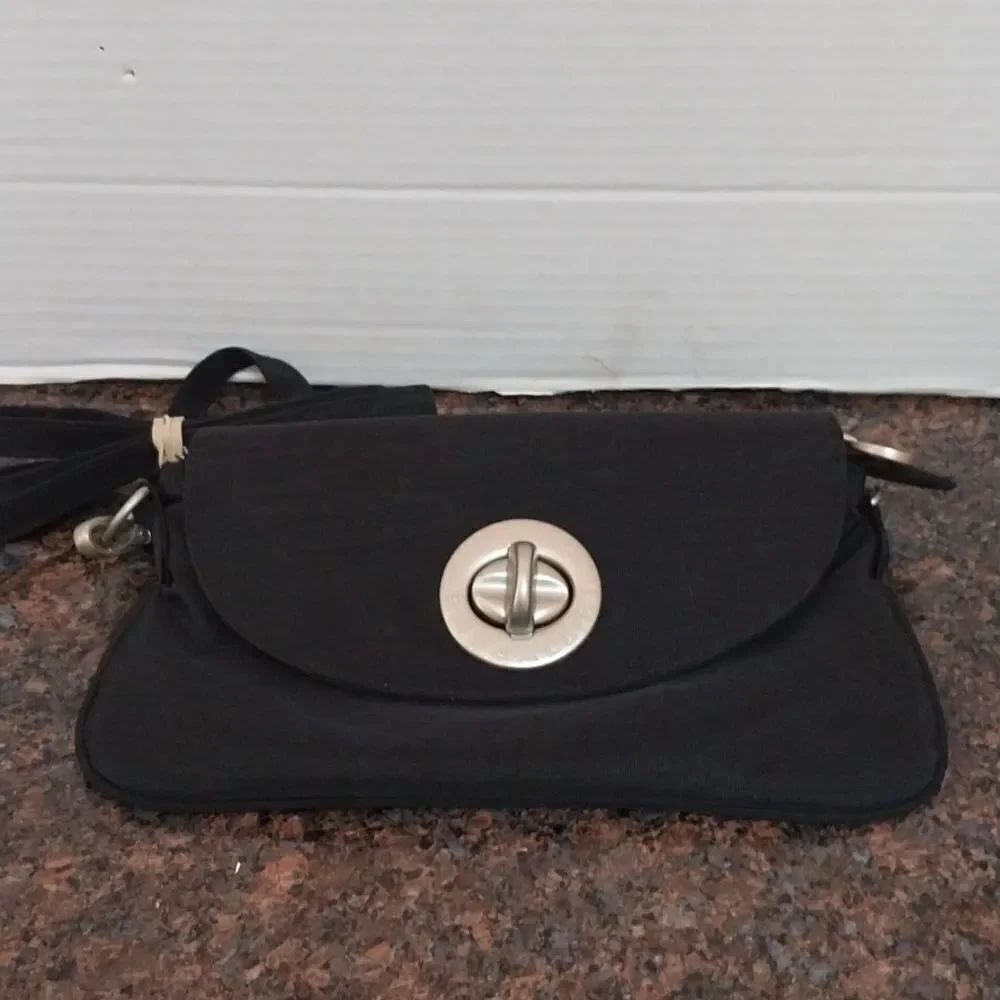 Baggallini Silver Geometric Accent. WRISTLET CLUTCH....Almost New
